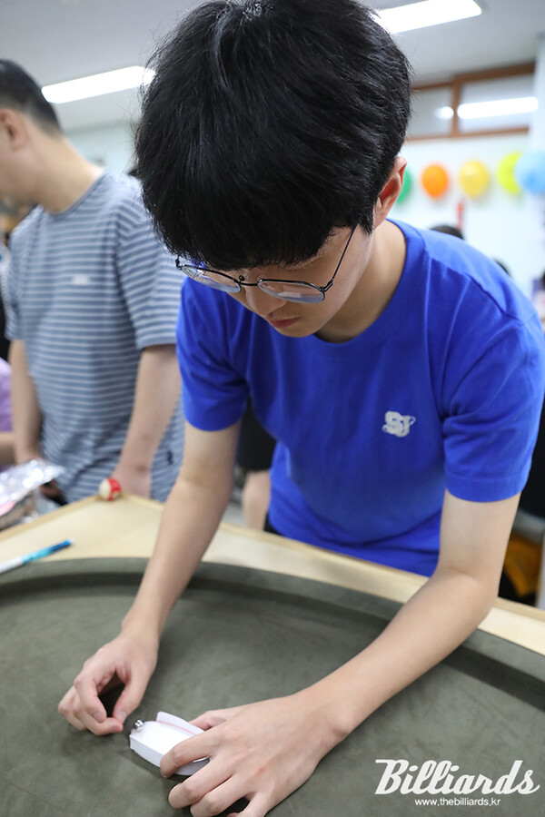 전예성 학생이 직접 타원형으로 만든 미니 당구대에서 원리를 시연하고 있다. 사진=구로/이용휘 기자
