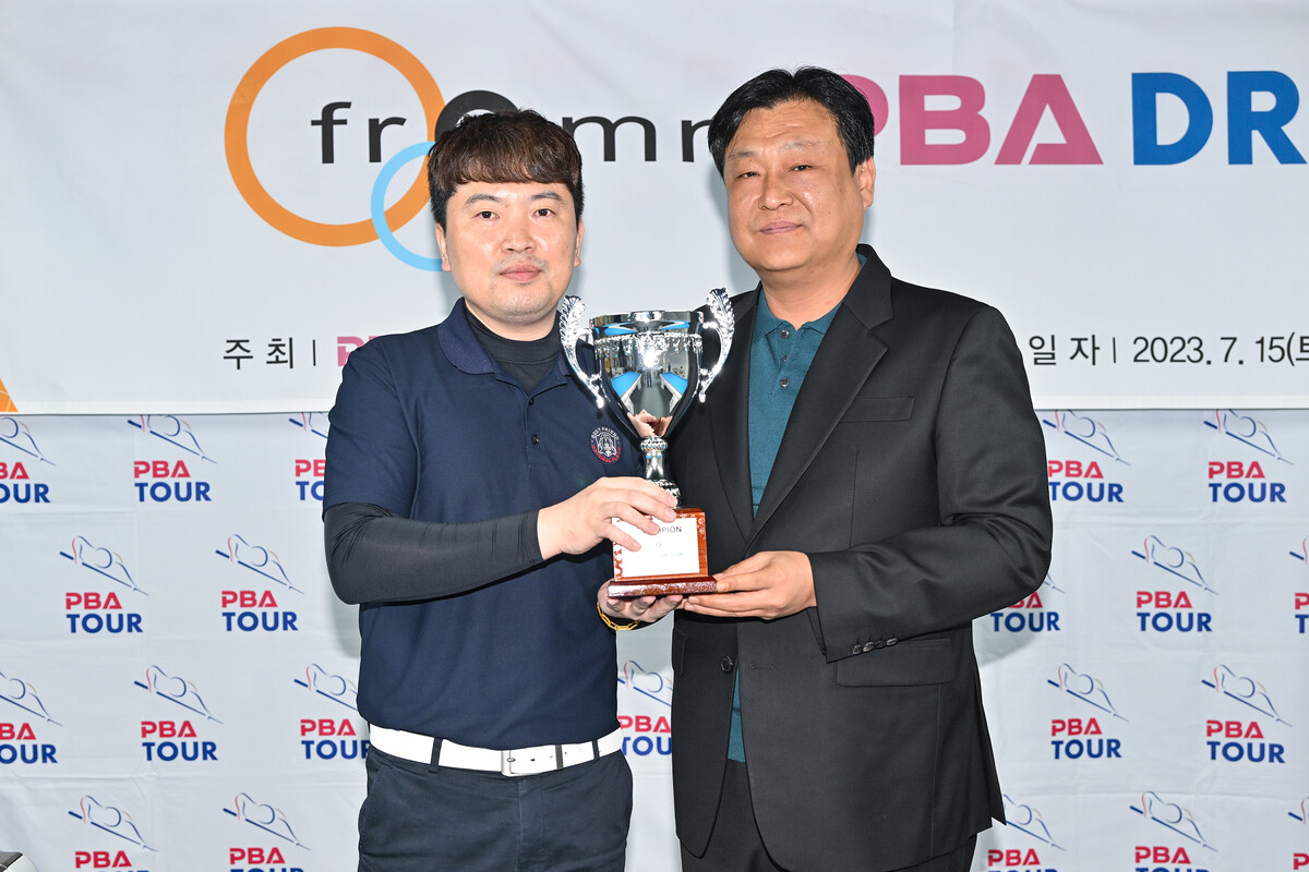 개막전 우승자 원호수가 PBA 임정완 경기위원장과 기념촬영을 하고 있다.  사진=PBA 제공