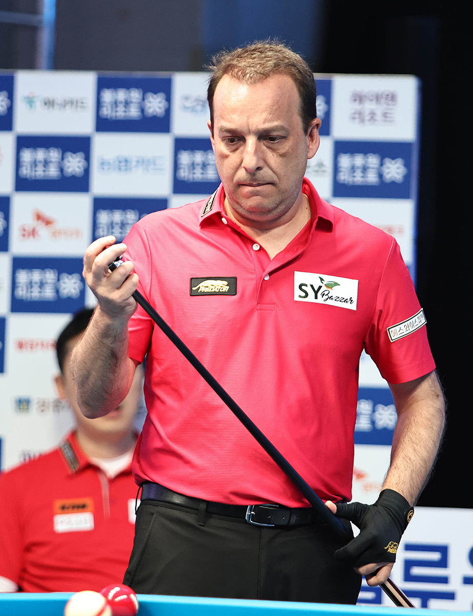 '3쿠션 사대천왕' 다니엘 산체스(에스와이)가 오는 22일 밤 10시 30분에 베트남의 응오딘나이(SK렌터카)를 상대로 프로당구(PBA) 데뷔승에 도전하게 됐다.   사진=PBA 제공