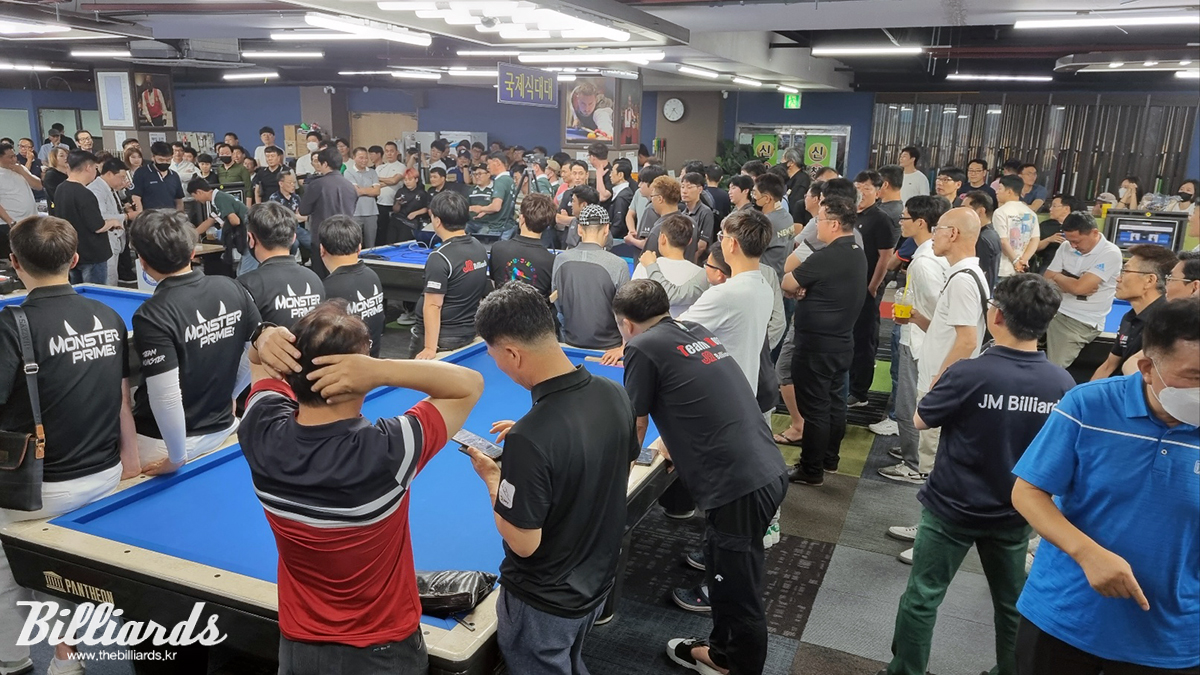 그 어느 때보다 뜨거운 열기의 경품 추첨 시간. 사진=광주당구연맹 제공