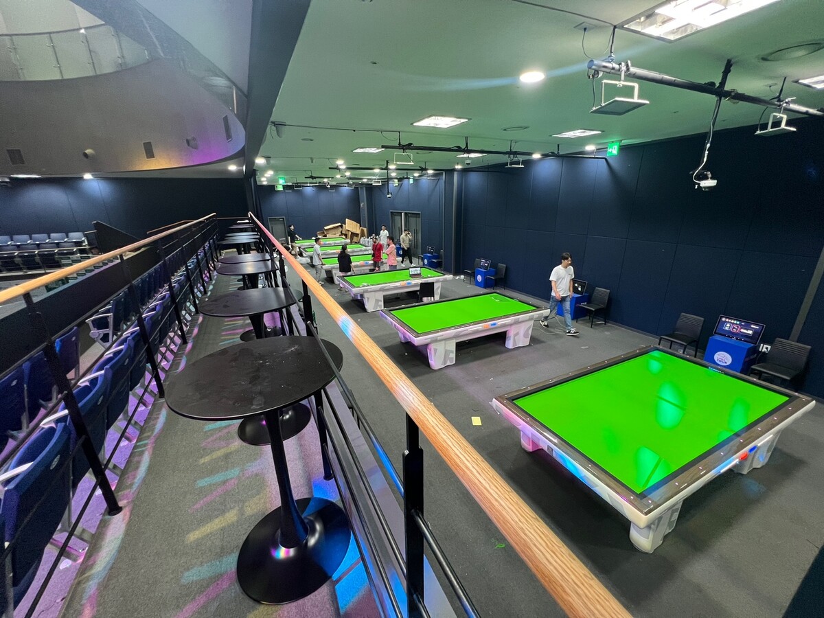 메인 구역 뒤쪽으로 마련된 6대의 당구대.   사진=PBA 제공