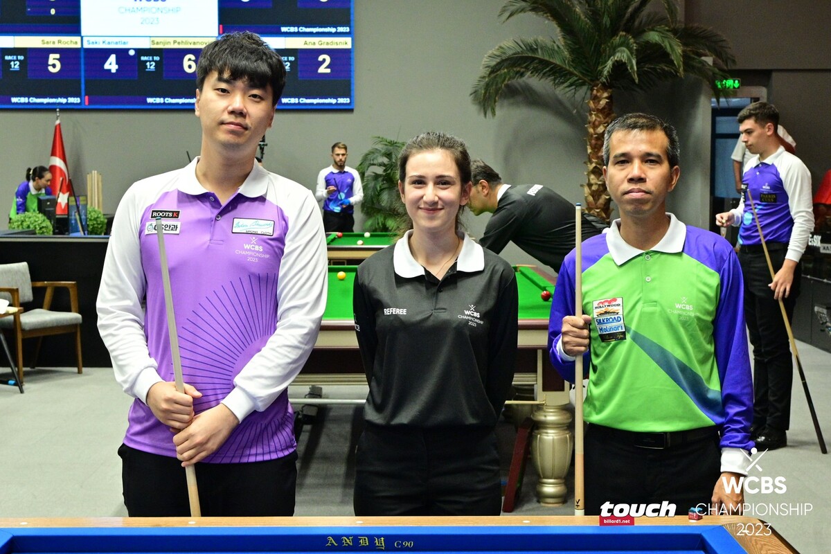 '제1회 WCBS 챔피언십' 첫날 맞붙은 아시아 A, B팀. 아시아B팀 김행직(왼쪽)은 쩐뀌엣찌엔(오른쪽)에게 21이닝 만에 33:40으로 패했다.  사진=WCBS/TOUCH