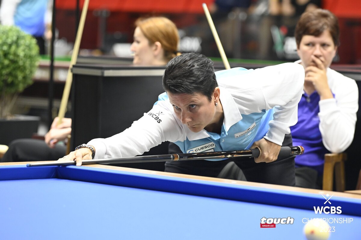 이날 첫 경기를 승리한 유럽A팀 테레사 클롬펜하우어(네덜란드)는 아프리카팀의 굴센 데게너(튀르키예)에게 31이닝 만에 21:25로 패했다.  사진=WCBS/TOUCH 