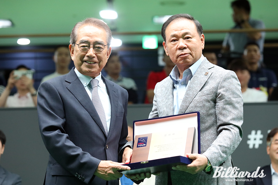 건립특별후원금을 쾌척한 에스와이(SY)그룹을 대표해 홍성균 부회장이 감사패를 받았다. 사진=고양/이용휘 기자