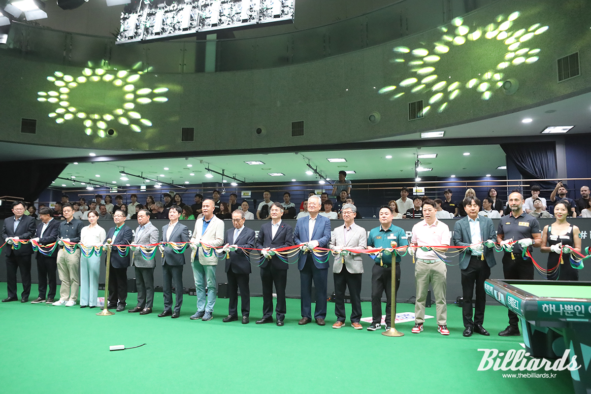 내빈들과 선수를 대표해 조재호, 강동궁, 세미 사이그너, 김가영이 테이프 커팅식으로 개장식의 대미를 장식했다. 사진=고양/이용휘 기자