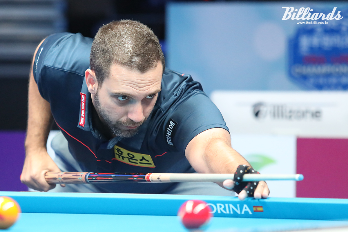 '퍼펙트가이' 팔라존은 슈퍼마켓 장난감 코너에서 아르바이트를 하며 당구선수 생활을 병행하다가 2019년 프로 출범과 함께 PBA에 데뷔했고, 20-21시즌 4차 투어에서 단 한 세트도 내주지 않고 우승을 차지하는 '퍼펙트 우승'을 기록한 바 있다. 이 기록은 두 시즌이 더 지난 현재까지도 깨지지 않고 있다. 빌리어즈 자료사진