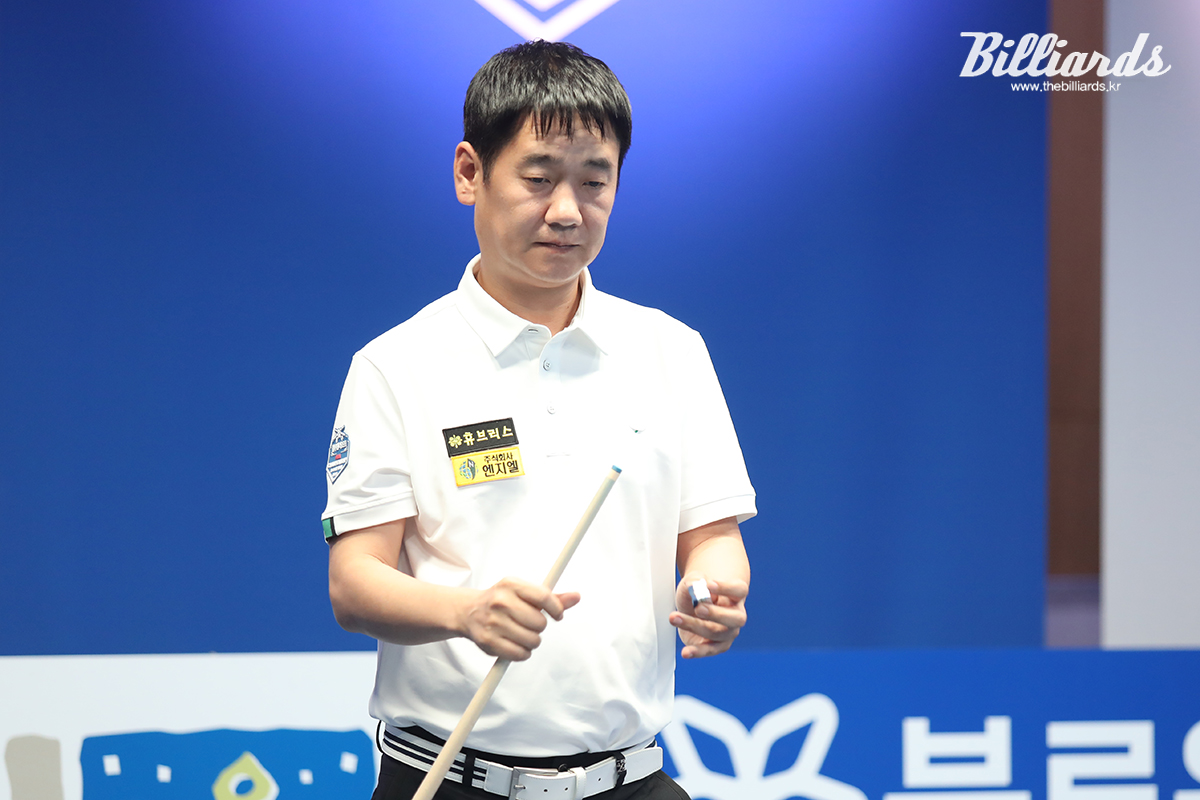 강동궁에게 복수전에 성공한 이동녘.  빌리어즈 자료사진