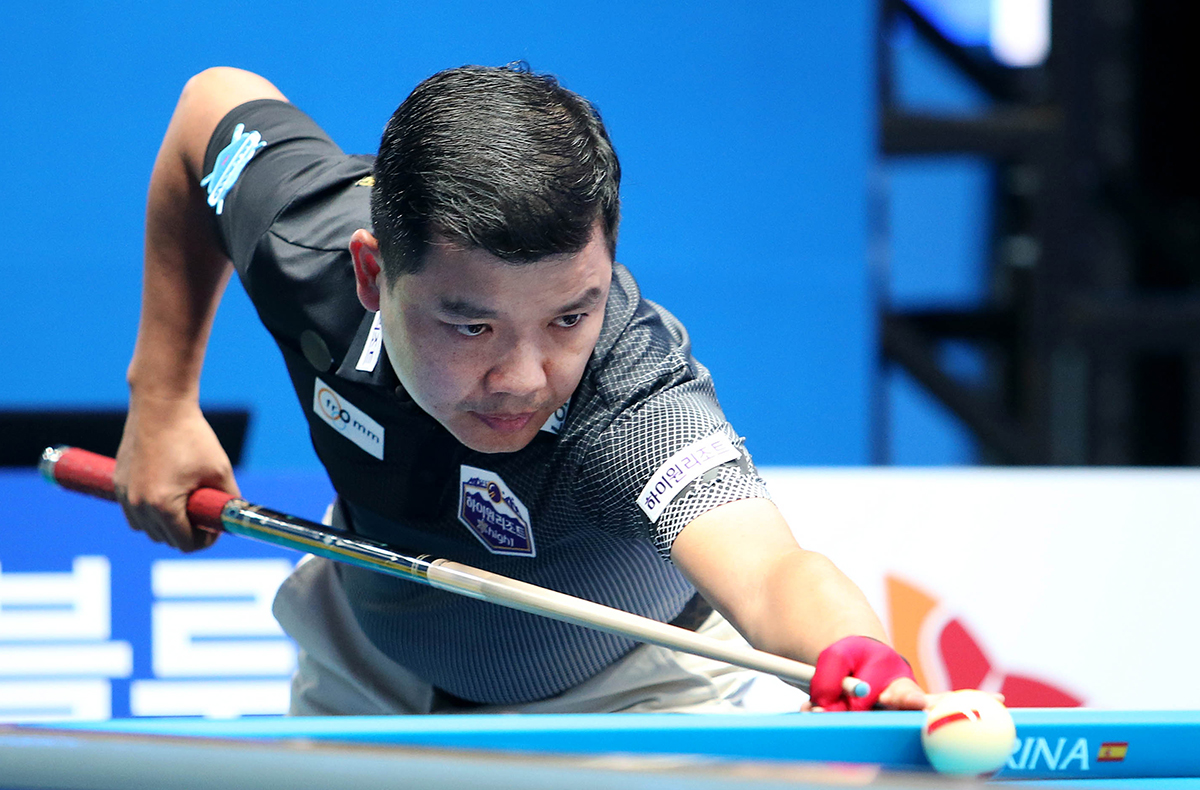 승부치기 초구에서 시도한 파이브뱅크샷이 '종이 한 장' 차이로 아깝게 빗나가며 패배를 당한 응우옌득안찌엔(하이원리조트).  사진=PBA 제공