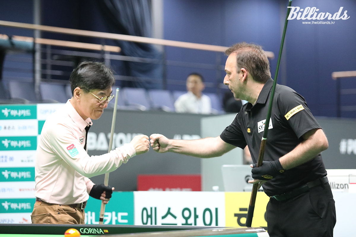 64강전 뱅킹에 앞서 주먹 인사를 나누는 산체스와 김병섭.  사진=고양/이용휘 기자