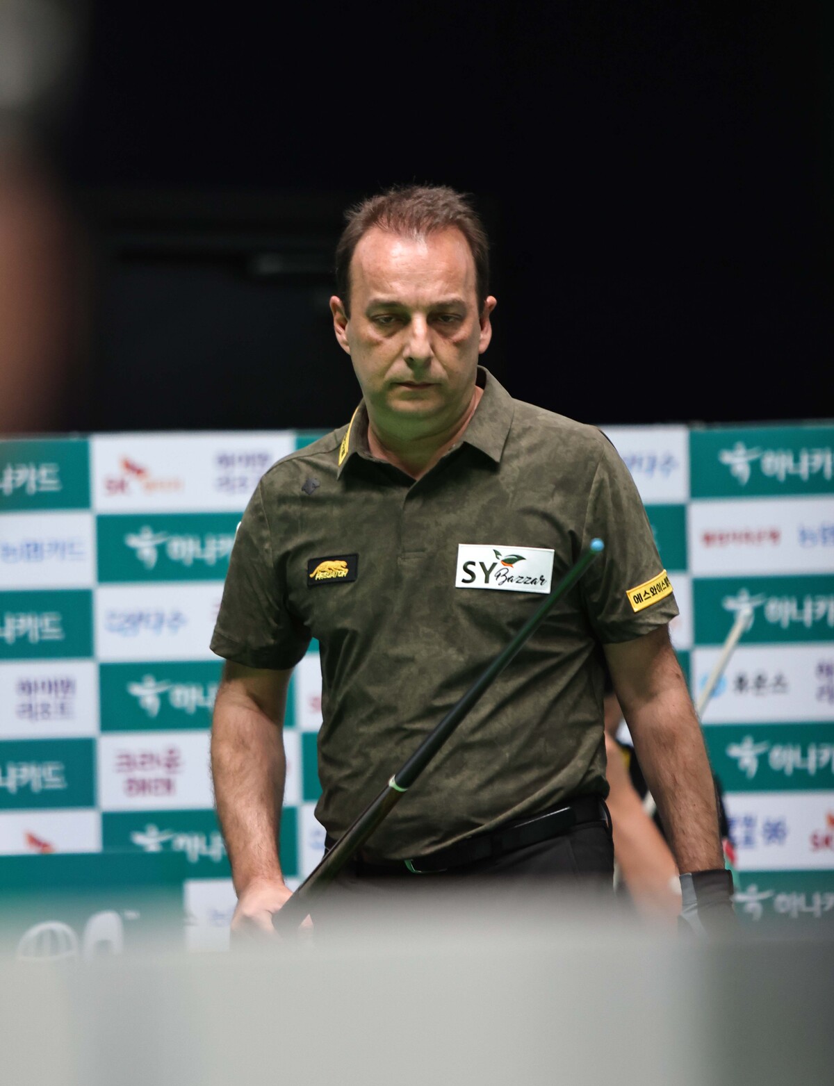 다니엘 산체스(에스와이)가 승리까지 단 2점을 남겨두고 동점과 역전을 허용하며 팀 동료 이영훈(에스와이)에게 세트스코어 2-3으로 패해 탈락했다.   사진=PBA 제공