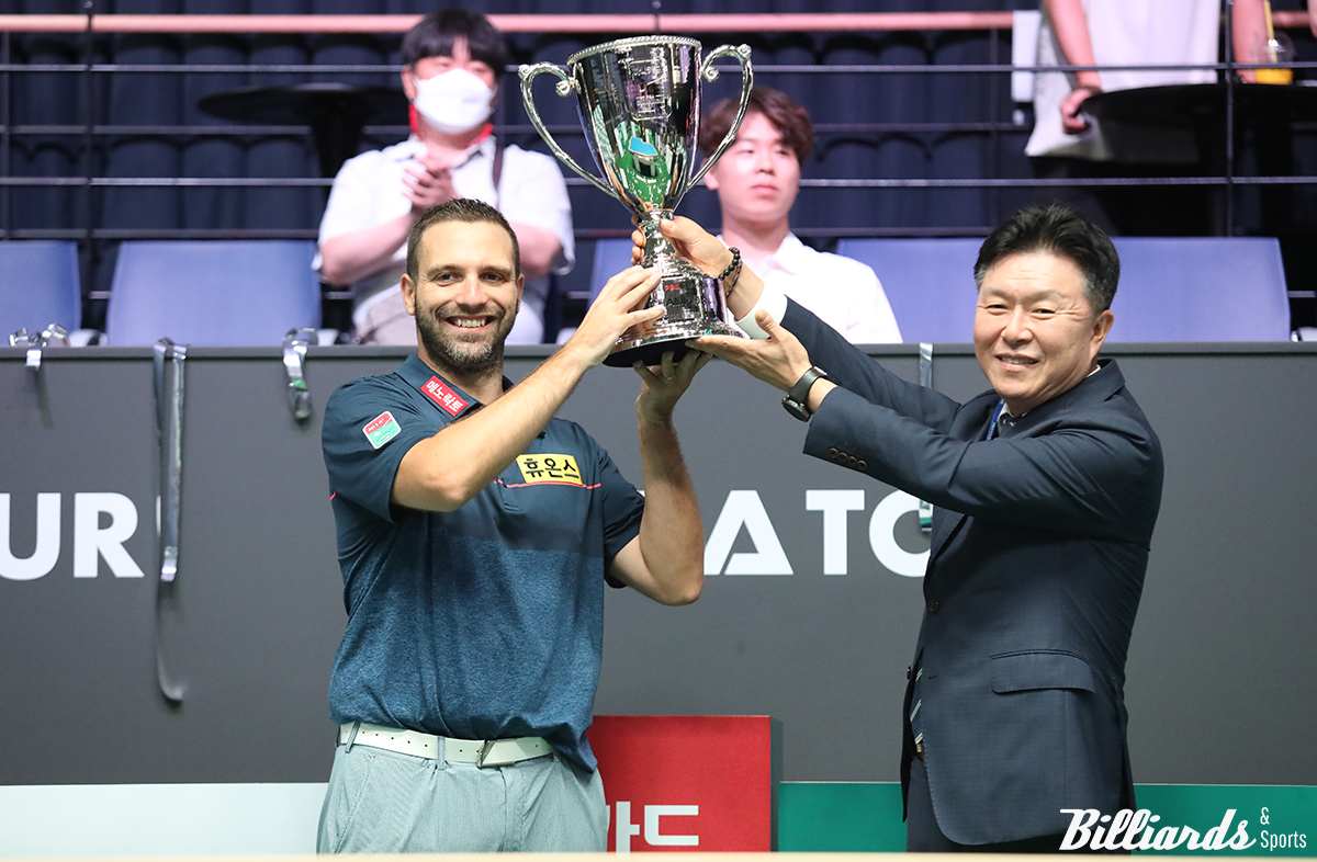 우승 트로피를 들어올리는 팔라존과 하나카드 이완근 단장.   사진=고양/이용휘 기자