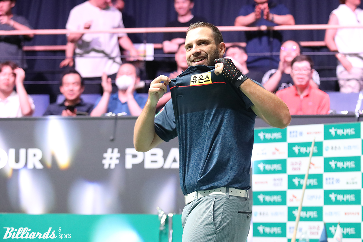 자신의 소속팀 '휴온스'를 가리키며 우승 세리머니를 하는 팔라존.   사진=고양/이용휘 기자