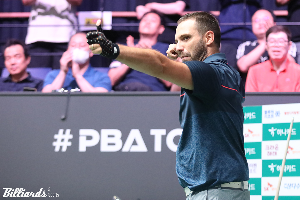 활을 쏘는 모습을 연출하며 우승 세리머니를 하는 팔라존.  사진=고양/이용휘 기자