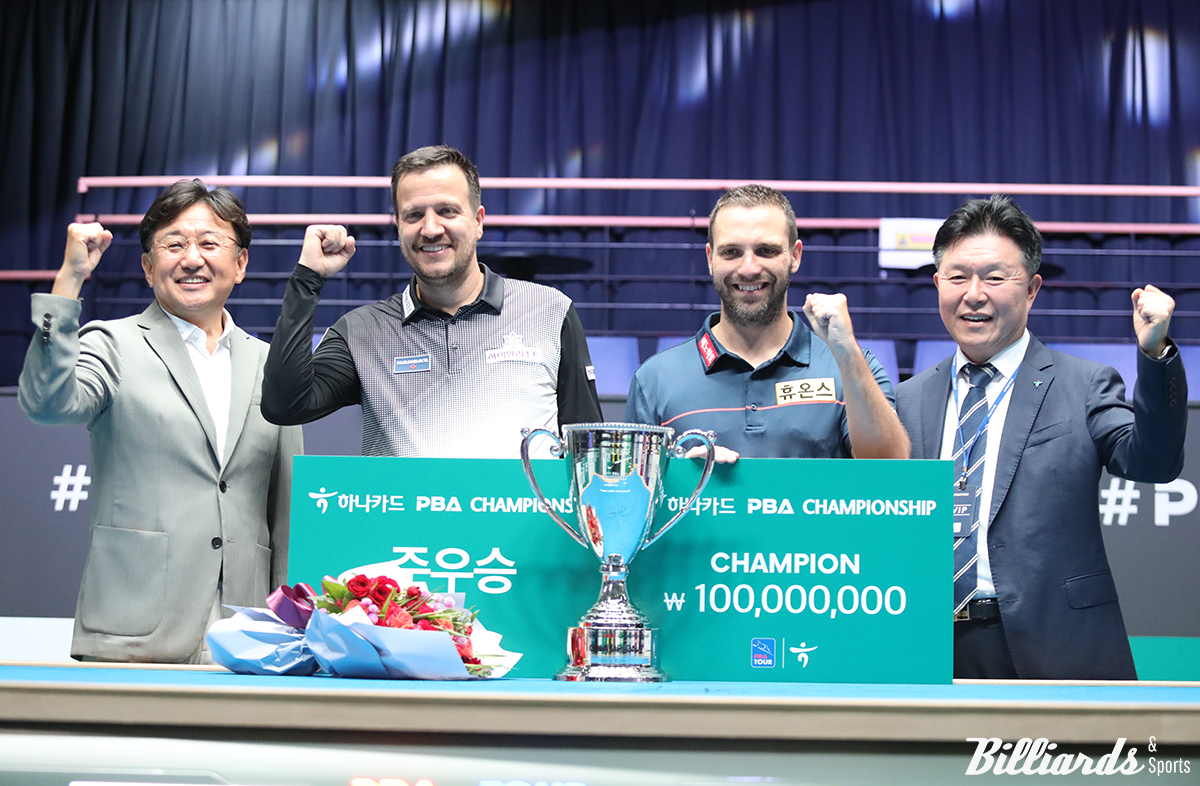 시상식. 왼쪽부터 프로당구협회 장상진 부총재, 준우승 체넷, 우승 팔라존, 메인스폰서 하나카드 이완근 단장.  사진=고양/이용휘 기자