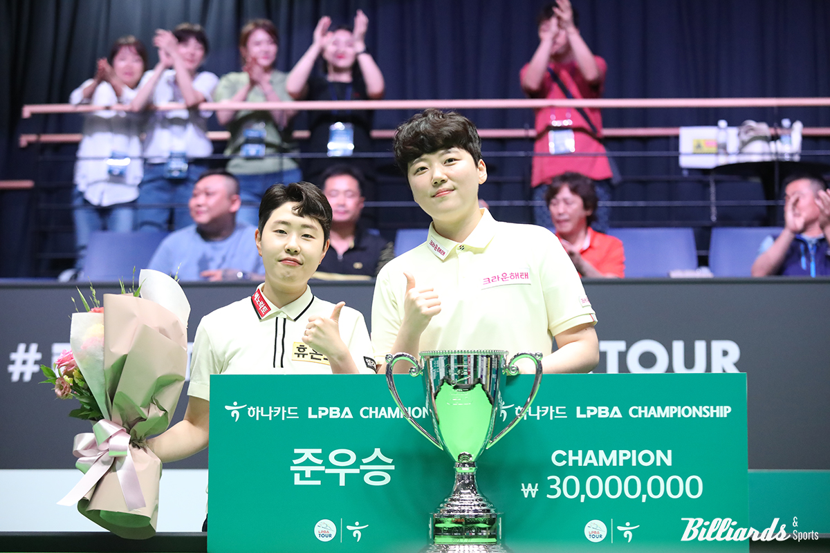 준우승 김세연과 우승 백민주. 절친인 두 사람이 나란히 시상식에 섰다. 뒤에 환호하는  나머지 '거친파도' 멤버 김민아와 강지은, 그리고 동료선수들의 모습이 보인다. 사진=고양/이용휘 기자