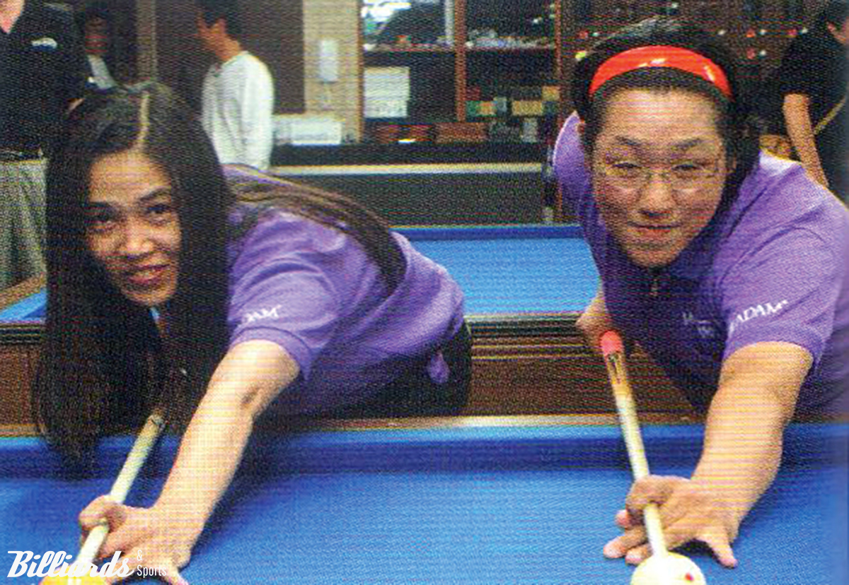 제3회 대회 결승전에서 뱅킹하는 박지현(왼쪽)과 오지연.  사진=월간 빌리어즈 DB