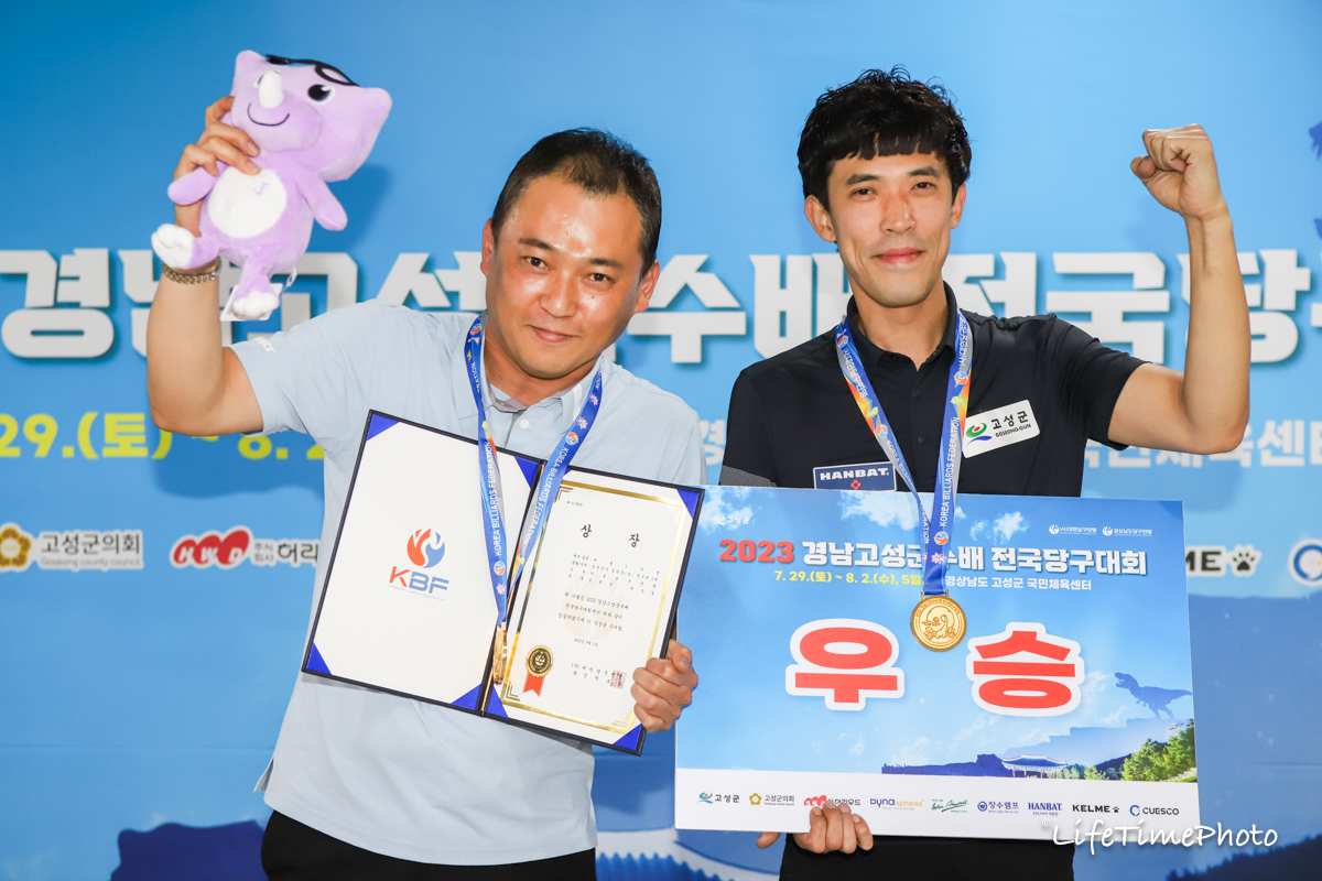 경남고성군수배 복식전에서 우승한 정승일(왼쪽)과 김형곤.   사진=KBF 제공