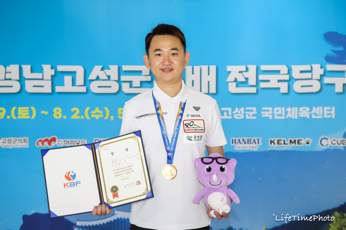 금메달을 목에 건 황용.   사진=KBF 제공