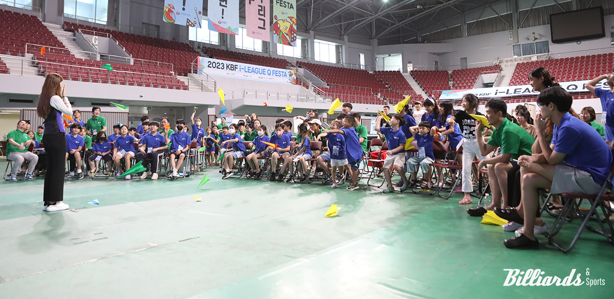 서서아에게 참가자들이 질문을 적은 종이를 날리고 있다. 사진=천안/이용휘 기자