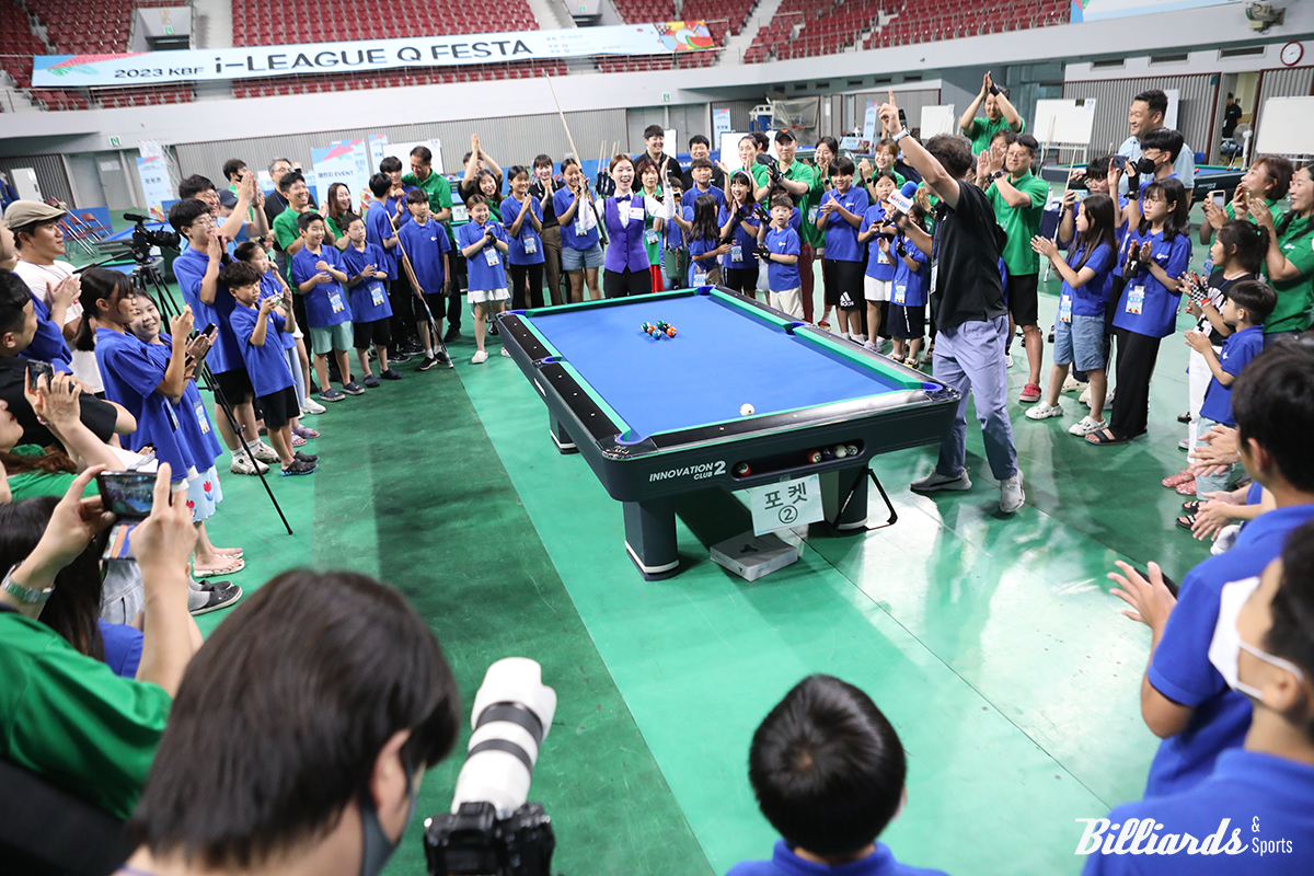포켓볼 트릭샷을 선보이며 참가자들과 즐거운 한때를 보내는 서서아. 사진=천안/이용휘 기자