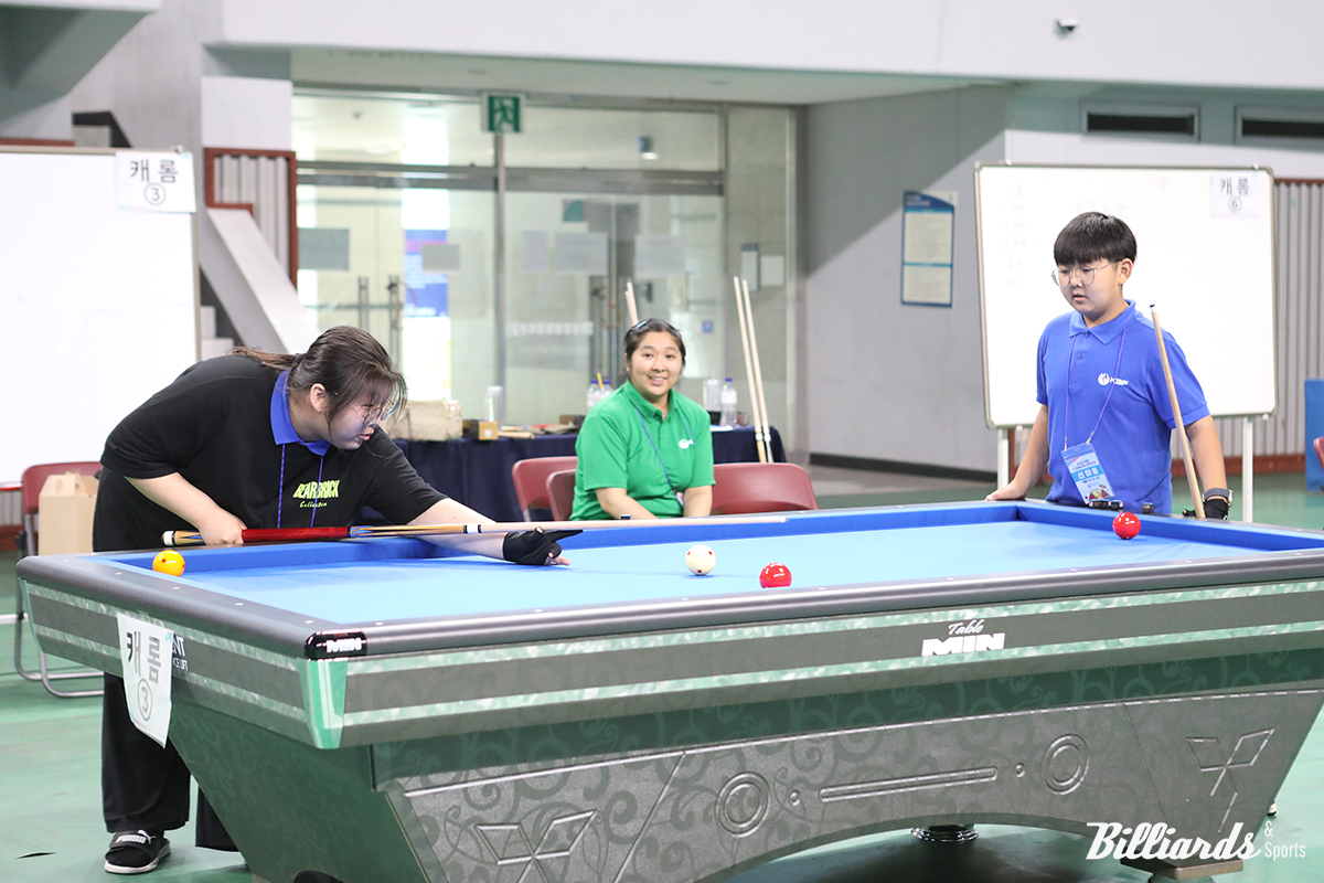 이영은 씨 가족. 딸 신하영 양과 아들 신하율 군의 당구 경기를 엄마 이영은 씨가 지켜보고 있다. 사진=천안/이용휘 기자