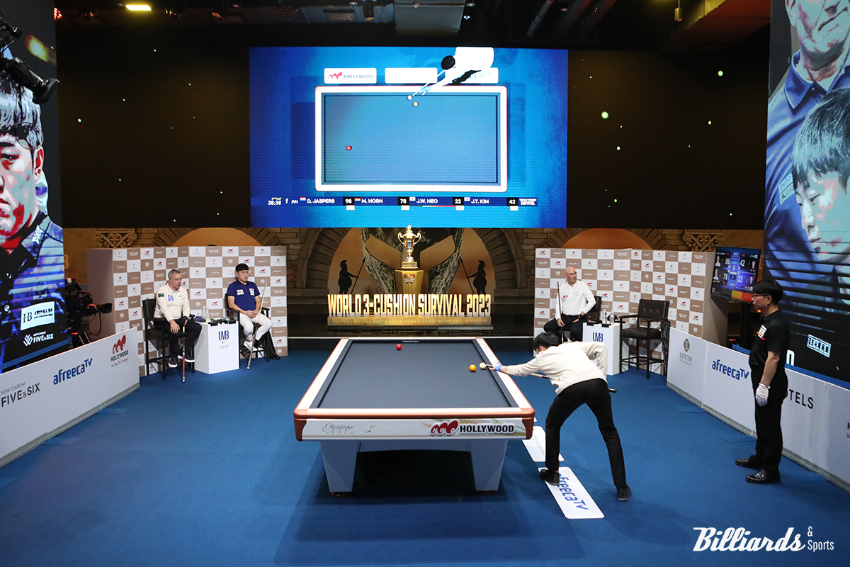 '월드 3쿠션 서바이벌 2023'의 첫 본선 경기에서 딕 야스퍼스, 김준태, 마틴 혼, 허진우가 대결을 펼치고 있다. 사진=잠실/김민영 기자