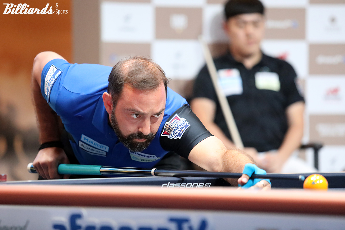 니코스 폴리크로노폴로스는 세계선수권과 3쿠션 당구월드컵에서 4차례 결승에 올라 정상에 도전했지만,  우승과 인연이 없어 모두 준우승에 머물렀다.