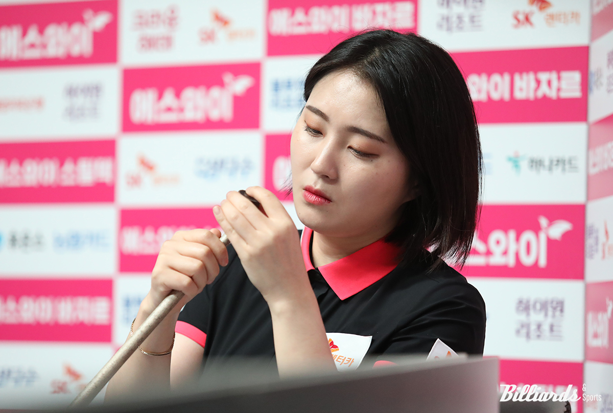 이미래와의 1세트 박빙의 대결에서 승리한 강지은은 2세트마저 손에 넣고 16강 진출을 확정했다.