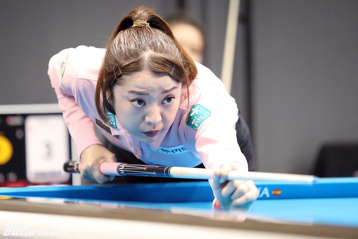 사카이 아야코(하나카드)가 여자 프로당구 시즌 4차 투어 '에스와이 LPBA 챔피언십' 16강전에서 임정숙을 2-1로 꺾고 통산 5번째 8강에 진출, 김보미(NH농협카드)와 준결승 진출을 다툰다.   사진=고양/이용휘 기자