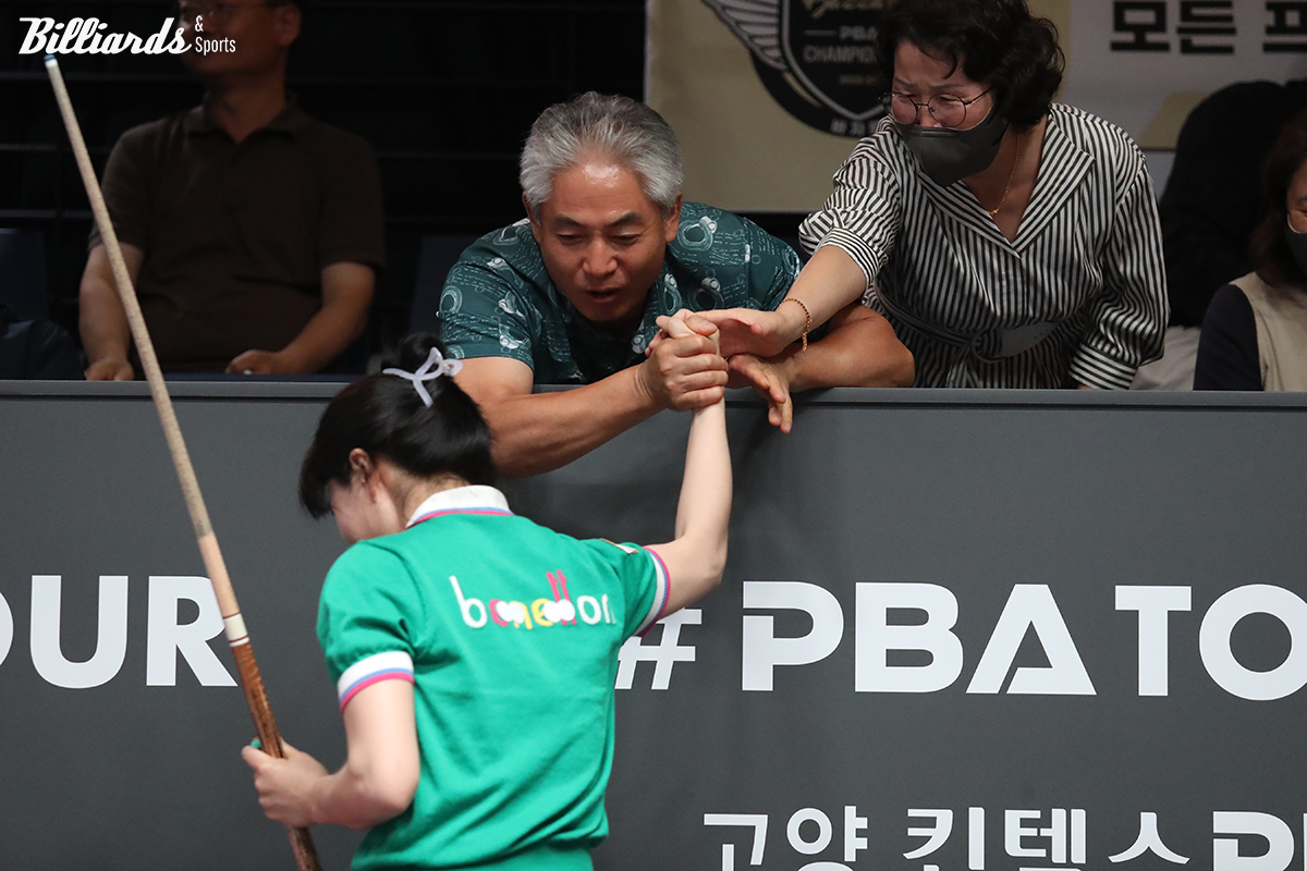 8강전 승리 후 부모님과 손을 잡은 박다솜이 고개를 들지 못하고 눈물을 흘리고 있다.