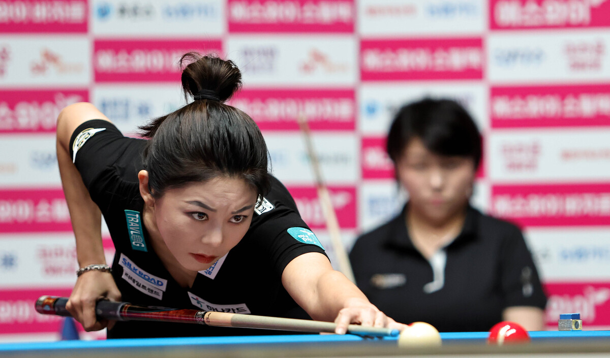 정은영과 준결승전에서 샷하는 김가영.