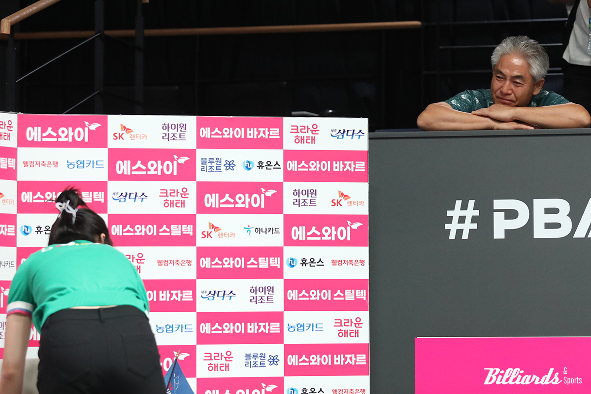 8강전 경기 후 큐를 정리하는 박다솜을 지켜보는 부친의 눈빛에 많은 감정이 엿보인다. 