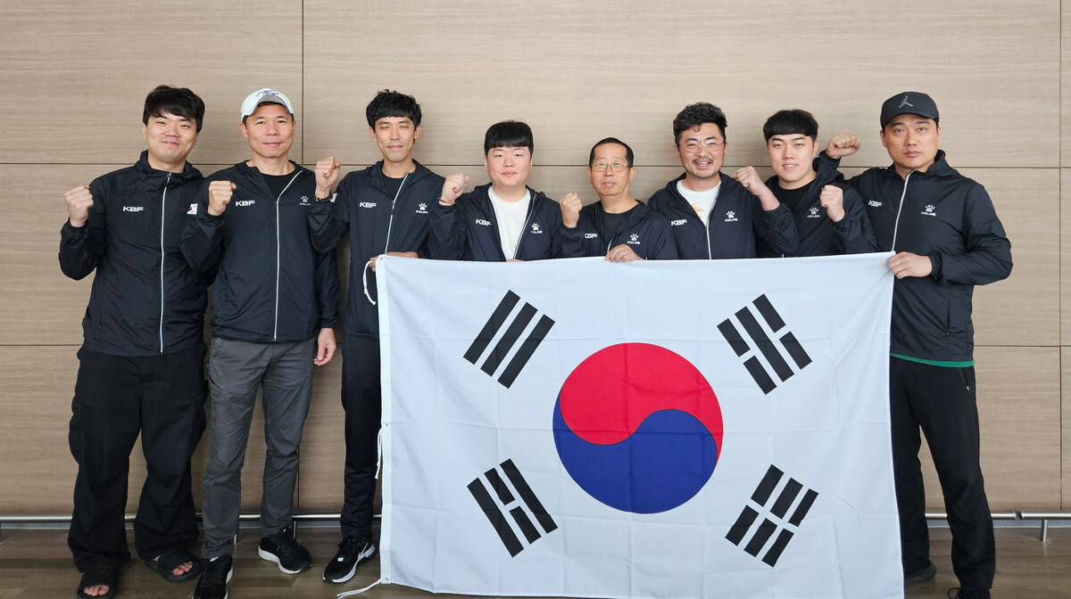 제75회 세계3쿠션선수권대회에 출전하는 한국 선수단. 왼쪽부터 김행직, 허정한, 김형곤, 조명우, 김정규 감독, 안지훈, 김준태, 차명종.  사진=KBF 제공