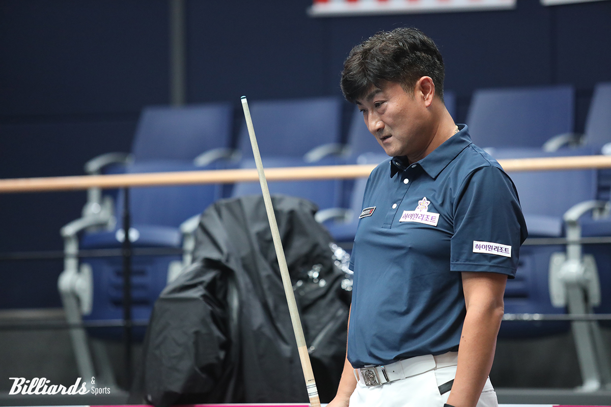 김재근과 128강 대결을 벌이고 있는 이충복.