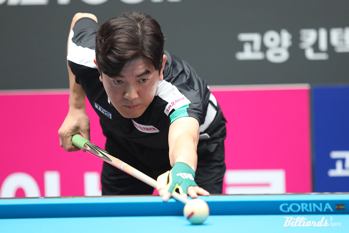 이충복과 이번 대회 첫 경기를 치르고 있는 김재근.