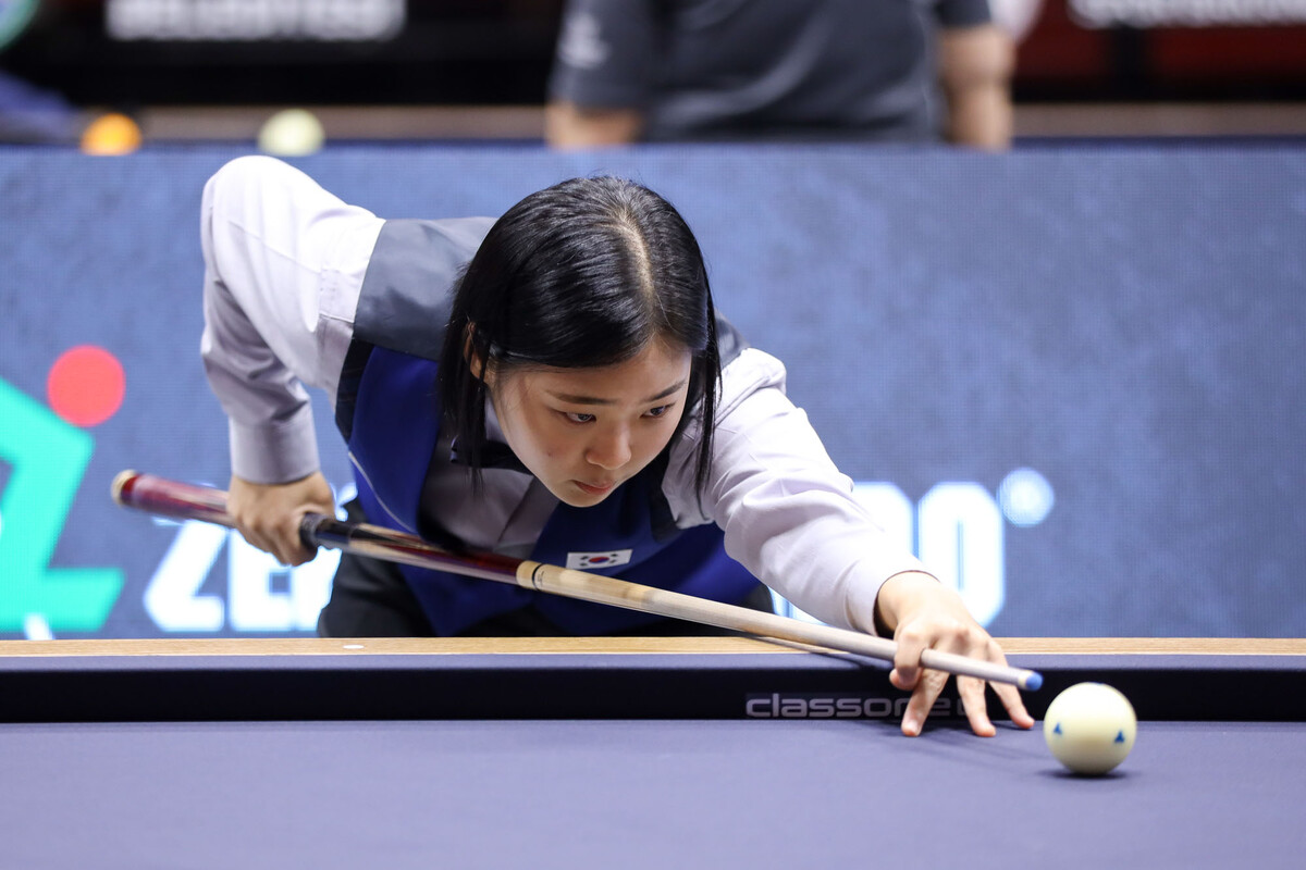 김하은(충북)은 첫 경기에서 '범미주 여자 3쿠션 챔피언' 자켈린 페레스(페루)를 꺾고 1승을 챙겼다.  사진=파이브앤식스 제공