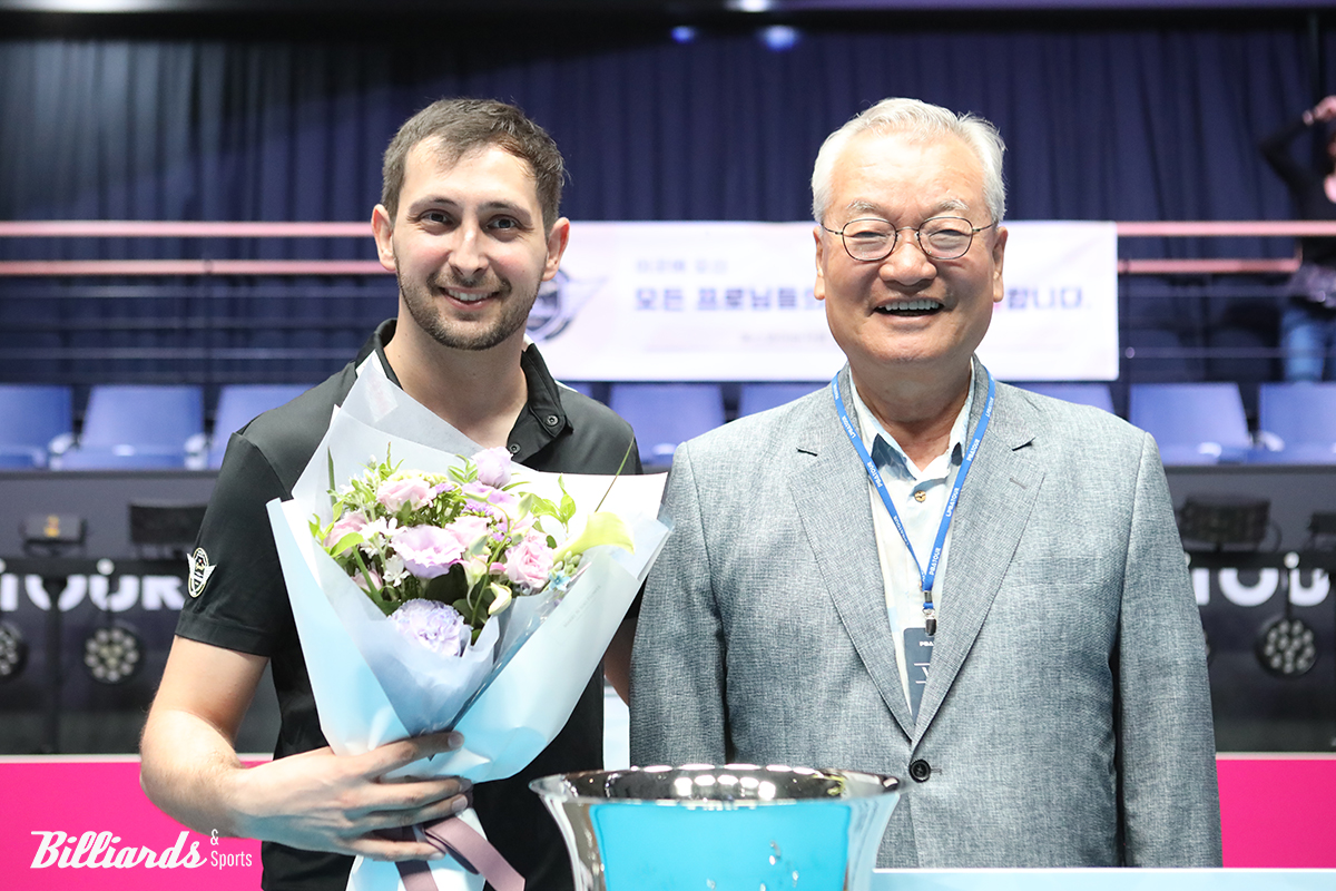이날 크라운해태의 윤영달 회장이 직접 대회장을 찾아 마르티네스를 응원했다. 사진=고양/이용휘 기자