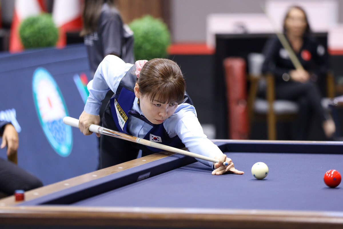 한국의 이신영(충남)이 '제11회 세계여자3쿠션선수권대회' 8강에서 '현 세계챔피언' 테레사 클롬펜하우어(네덜란드)를 애버리지 1.304의 맹타로 제압했다.  사진=파이브앤식스 제공