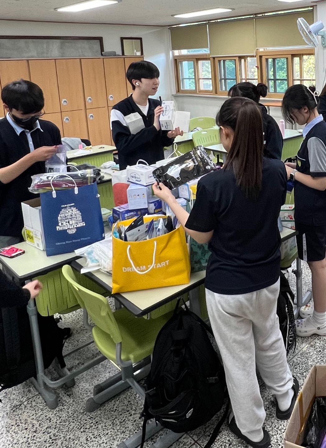 기부받은 물품을 확인하고 분류하는 '반크' 동아리 학생들. 사진=(사)피아비한캄사랑 제공