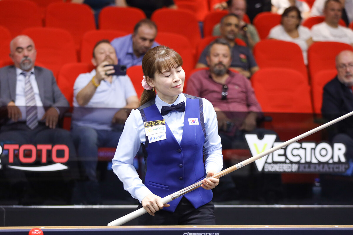 마지막 매치포인트를 득점하자 웃음 짓는 이신영.