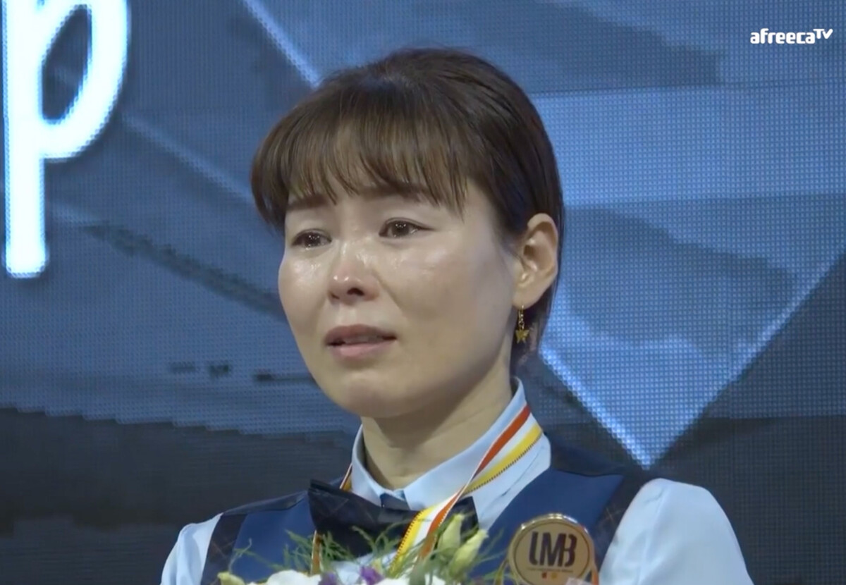 시상식에서 애국가가 울려 퍼지자 눈물을 흘리는 이신영.  사진=아프리카TV 중계화면