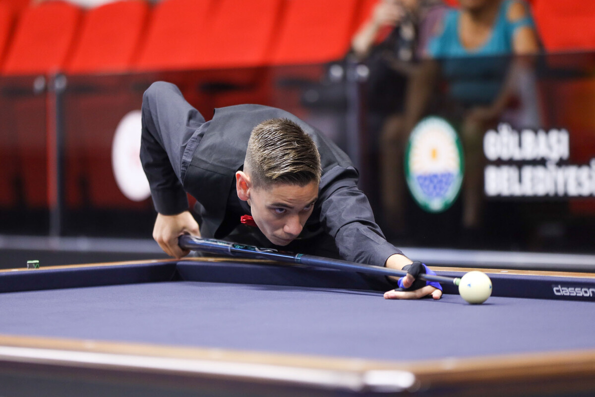 부라크 하샤쉬와 준결승 대결 중인 아미르 이브라이모프. 사진=파이브앤식스 제공