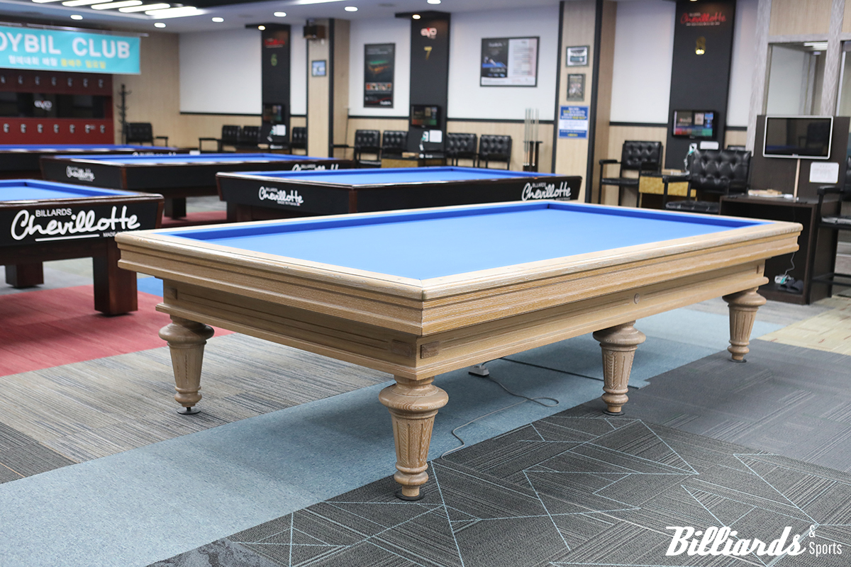 쉐빌로뜨 테이블. 루이16세 모델과 뒤로 케오마스타가 보인다.