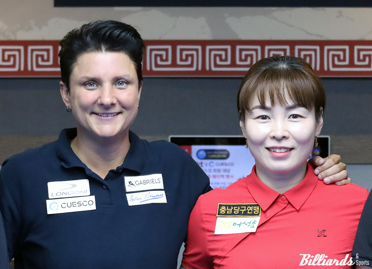 '2022년 여자 3쿠션 세계챔피언' 테레사 클롬펜하우어(네덜란드)와 '2023년 세계챔피언' 이신영(충남당구연맹).    사진=빌리어즈앤스포츠DB