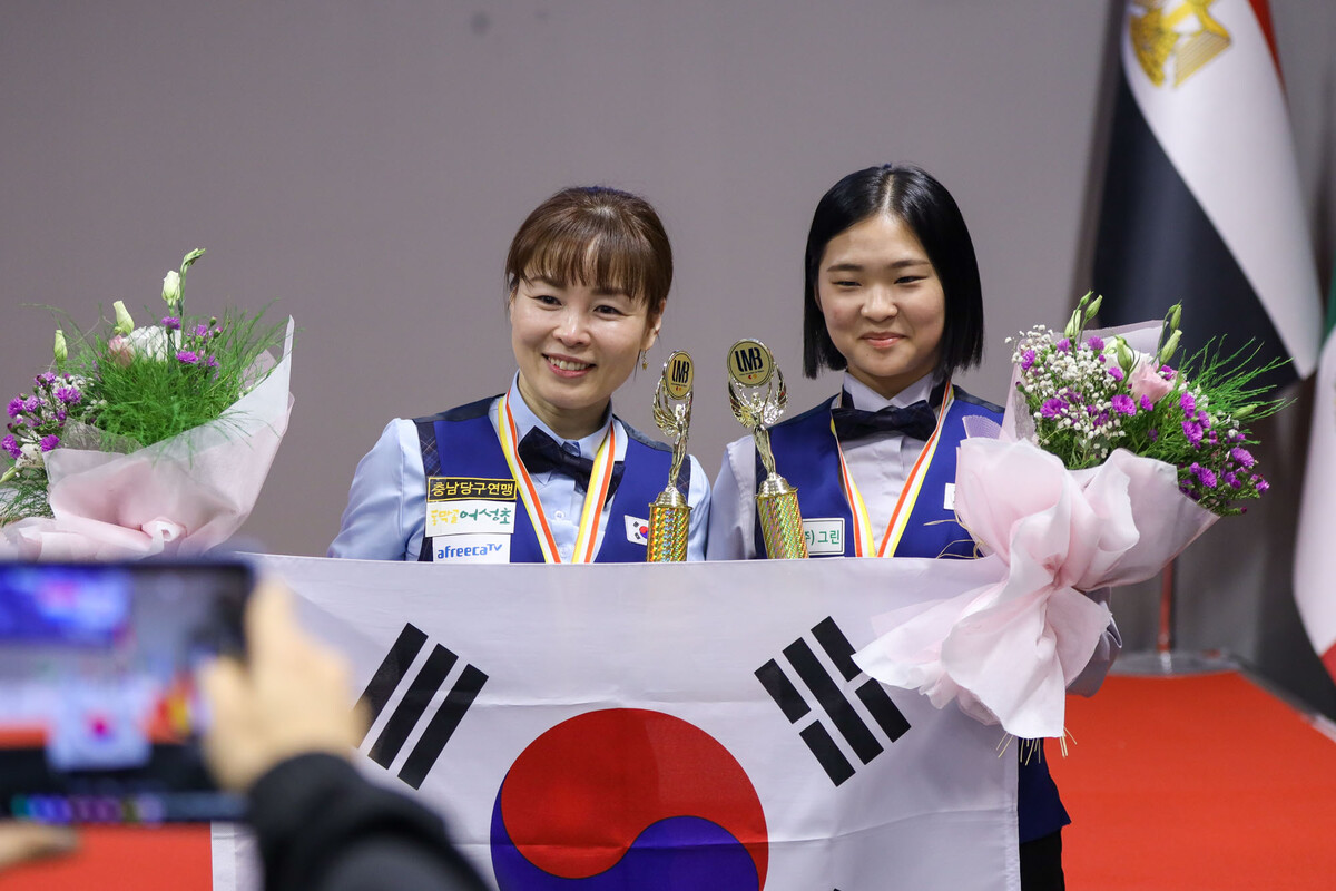 우승을 차지한 이신영과 3위에 오른 김하은이 기념사진을 찍고 있다.