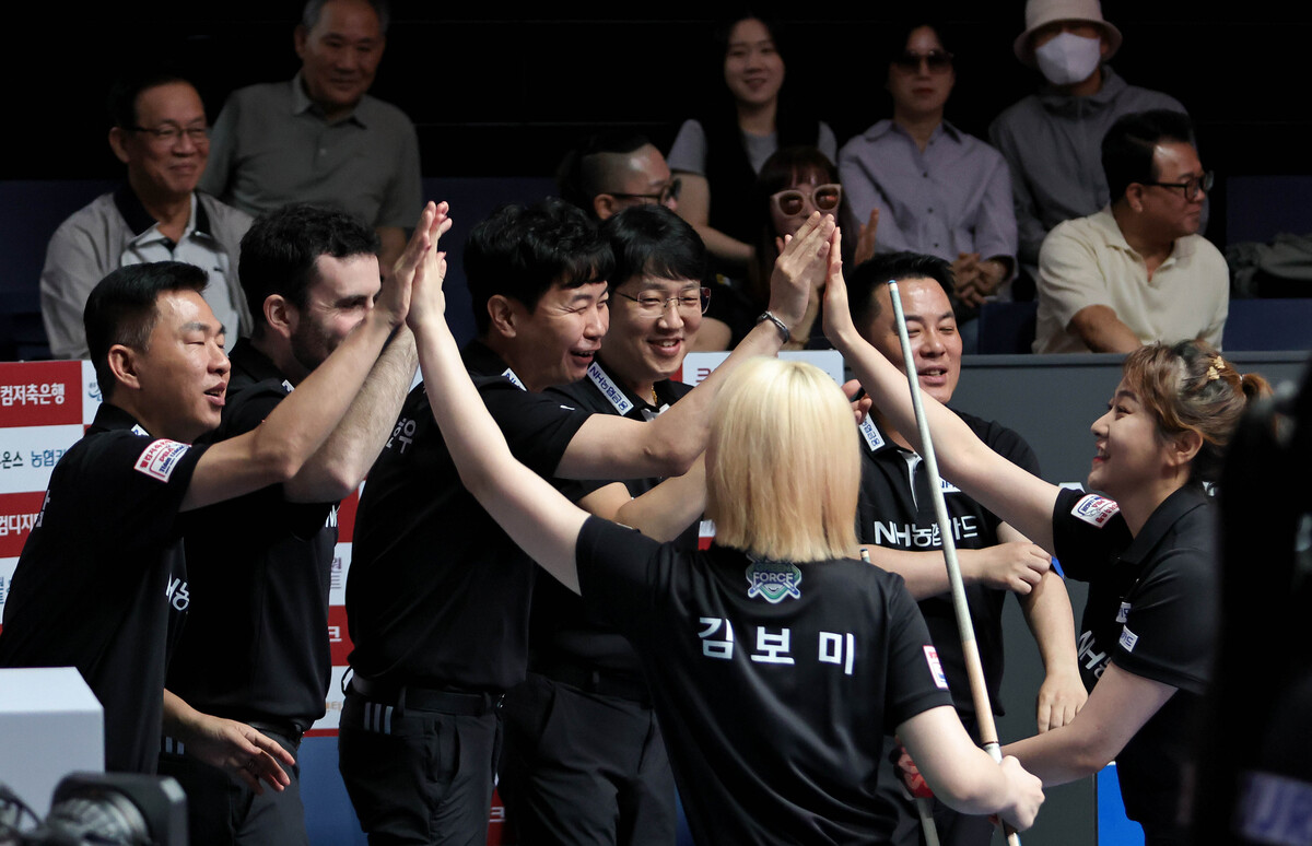 2세트를 2이닝 만에 9:0으로 승리하고 하이파이브를 하는 김보미-김민아(NH농협카드).