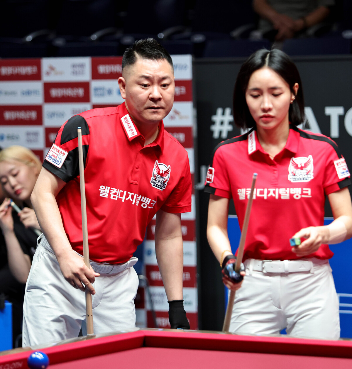 4세트 반전을 노린 웰컴저축은행 서현민-최혜미.