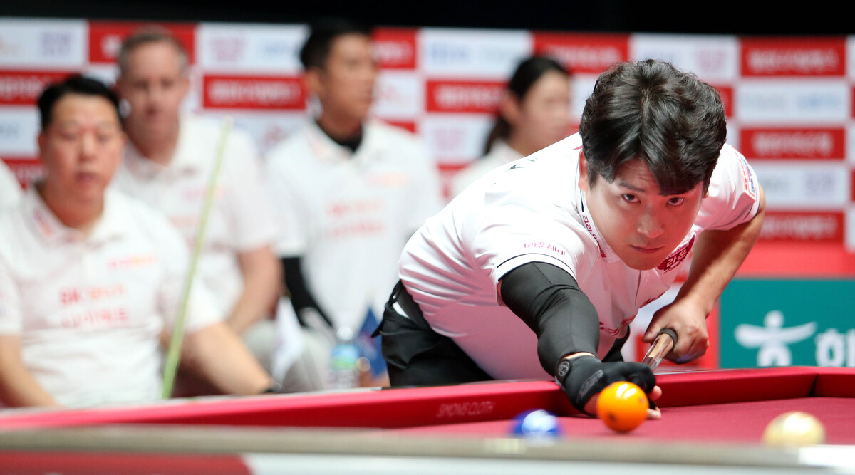 크라운해태가 SK렌터카에 세트스코어 4-2로 역전승을 거두면서 6연승을 달렸다. 사진은 4세트 혼합복식에서 활약하며 2-2 동점을 만든 오태준(크라운해태).  사진=PBA 제공