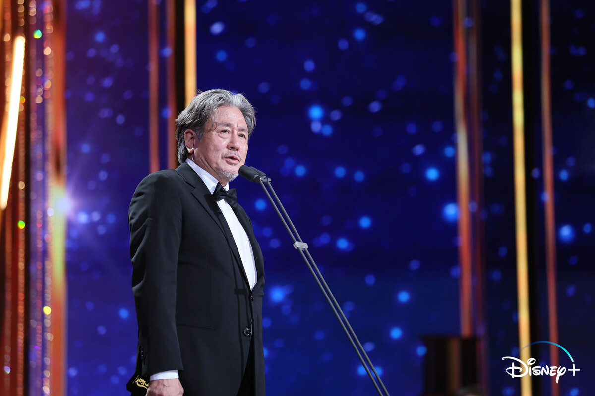 수상 소감을 전하는 배우 최민식.  사진=디즈니+ 제공