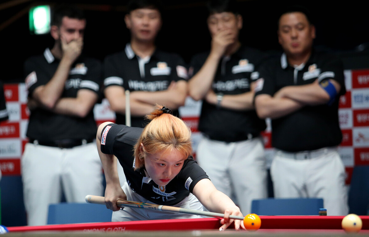 NH농협카드와 크라운해태가 3라운드 우승트로피를 놓고 최종 승부를 벌인다.  사진=PBA 제공